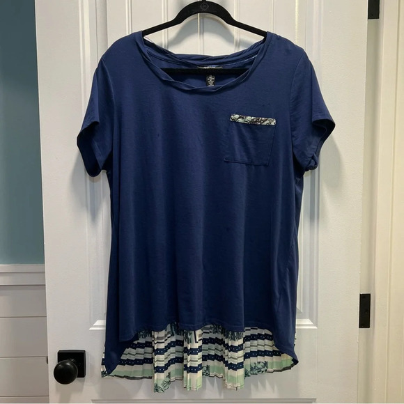 Style & Co Short Sleeved Navy Tee with Silky Pleated Back. Size 2X. - Picture 7 of 7